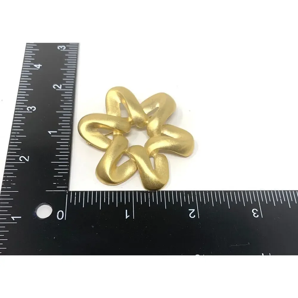 Vintage 1980's Modernist Ribbon Star Flower Brooch Pin Gold Tone New Wave